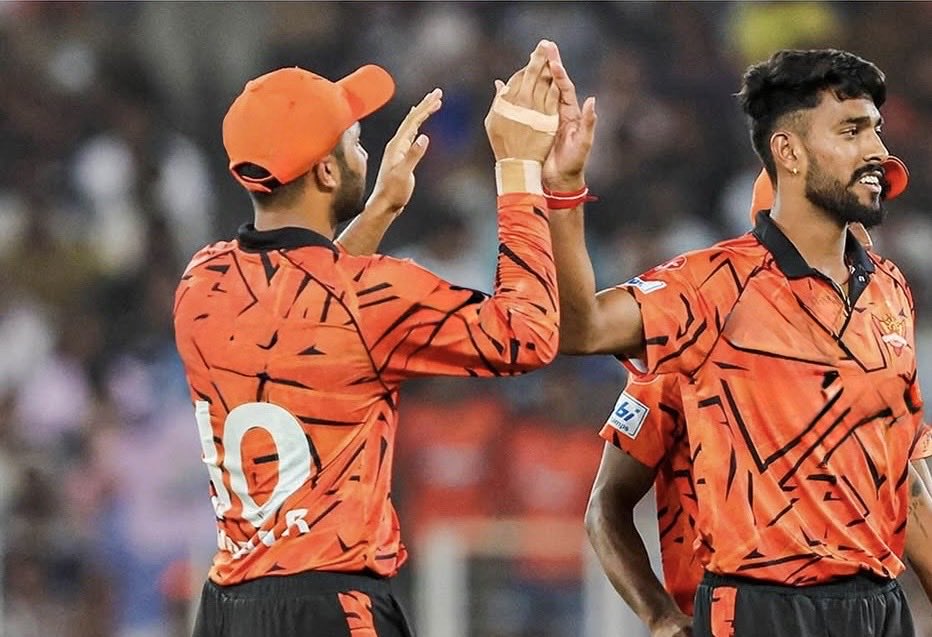 ashwinravi99's tweet photo. The Orange Army have been Pin point precise with their bowling execution to Sai Su, Butler &amp; Gill.

Will be interesting to see if they can chip away with the same discipline to Sai Su going forward.#SRHVGT https://t.co/VgxsdTq0Dz
