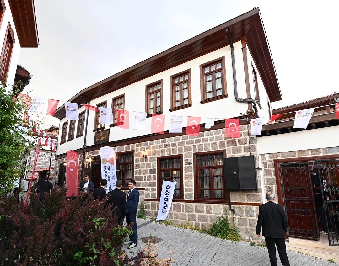 akgenclikkmaras's tweet photo. 📌Ankara Maraş Evi

İl Başkanımız M. Burak GÜL, Milletvekillerimiz, Belediye Başkanlarımız ve İl Gençlik Kolları Başkanımız Furkan ÜNALDI KABİYAD Kuruluş ve Tanıtım Toplantısı’nda kıymetli hemşehrilerimizle bir araya geldik. https://t.co/HrCGU7DY3T