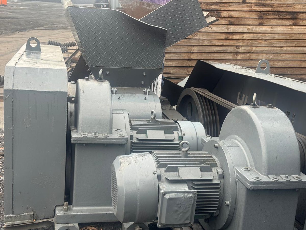 AgriConnect4's tweet photo. Dabble Roller Crusher , 100tons per hr , feeder - 0-150mm , 15 Mtrs  conveyer belts, and 110 KVA Genarator price $65k
Crusher only $25k

Call/App 077 287 3045 

@redmarketsunday @MiningZi @ziminvestors https://t.co/sLuM818rMT