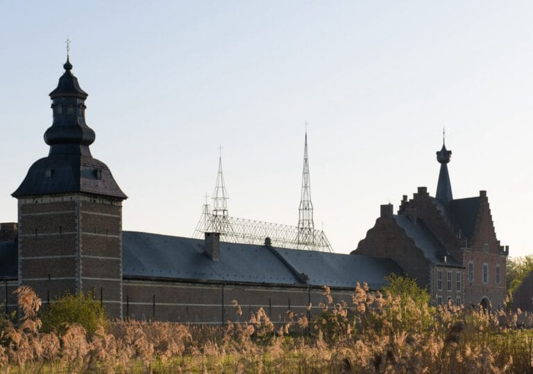 kohantoys's tweet photo. Miren lo que hace un arquitecto/artista cuando tiene que reconstruir una abadía del siglo 16 de forma etérea. 

La obra se llama CLAUSURA y es del estudio Gijs Van Vaerenbergh en Hasselt, Belgica. https://t.co/8AEnY5EfF7
