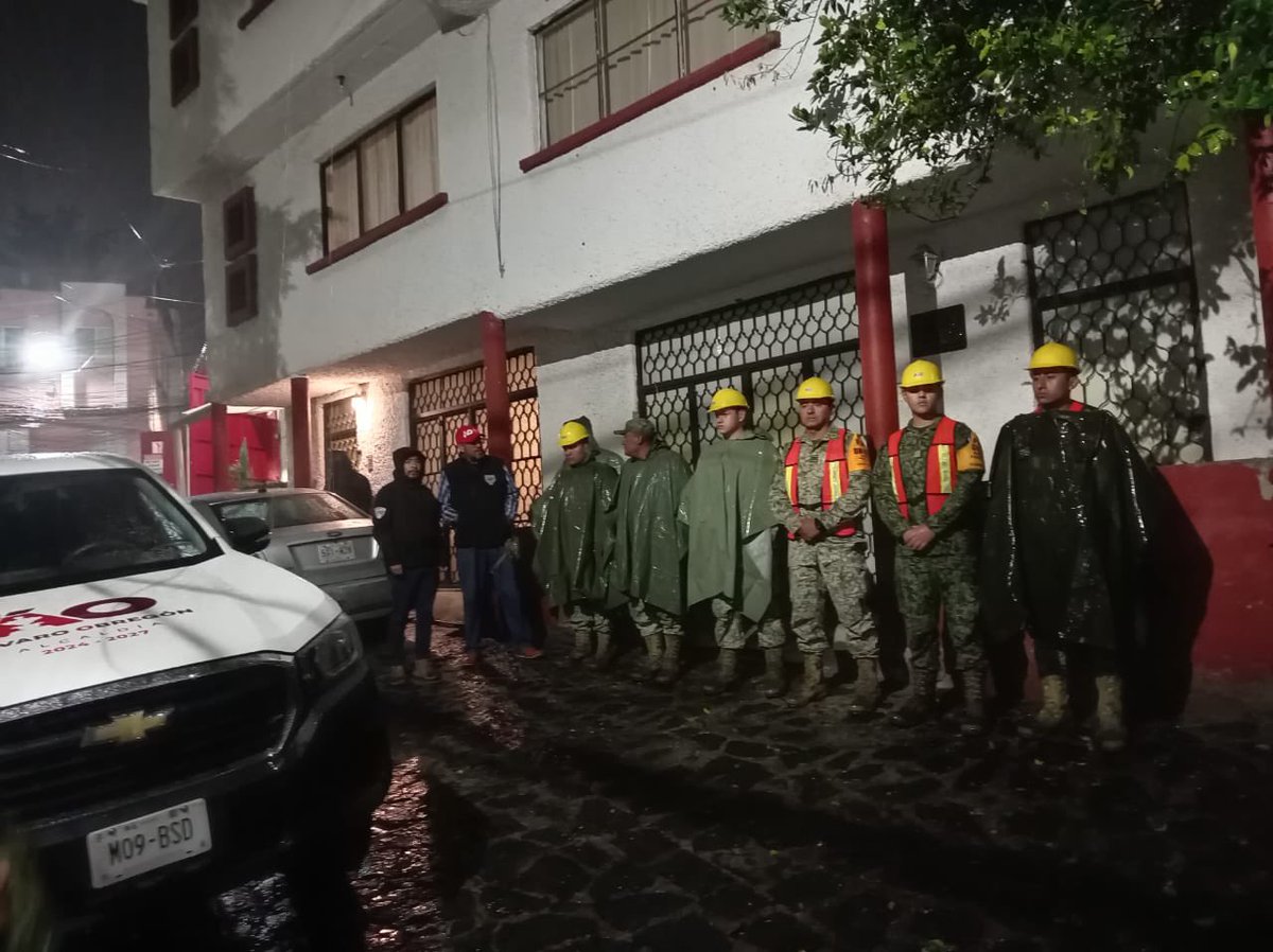 LopezCasarinJ's tweet photo. Desde la madrugada, nuestras cuadrillas han estado trabajando en distintos puntos del territorio realizando labores de limpieza, desazolve y retiro de residuos para reducir riesgos y mantener libres nuestros cauces y vialidades.

Les pedimos el apoyo de todas y todos para evitar tirar basura en la vía pública que al acumularse intensifica las inundaciones. La prevención también se construye en comunidad.

#CasarínAlcalde
#TodoEsPosible