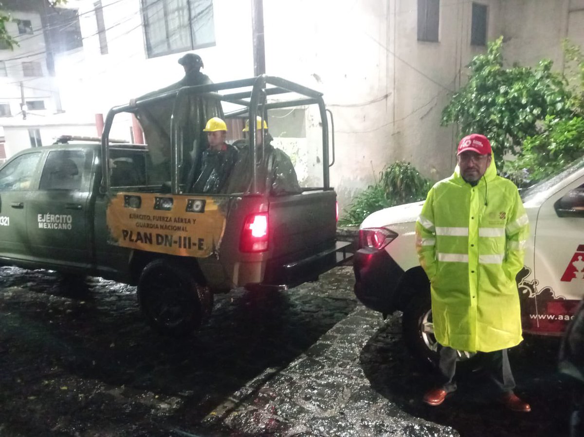 LopezCasarinJ's tweet photo. Desde la madrugada, nuestras cuadrillas han estado trabajando en distintos puntos del territorio realizando labores de limpieza, desazolve y retiro de residuos para reducir riesgos y mantener libres nuestros cauces y vialidades.

Les pedimos el apoyo de todas y todos para evitar tirar basura en la vía pública que al acumularse intensifica las inundaciones. La prevención también se construye en comunidad.

#CasarínAlcalde
#TodoEsPosible