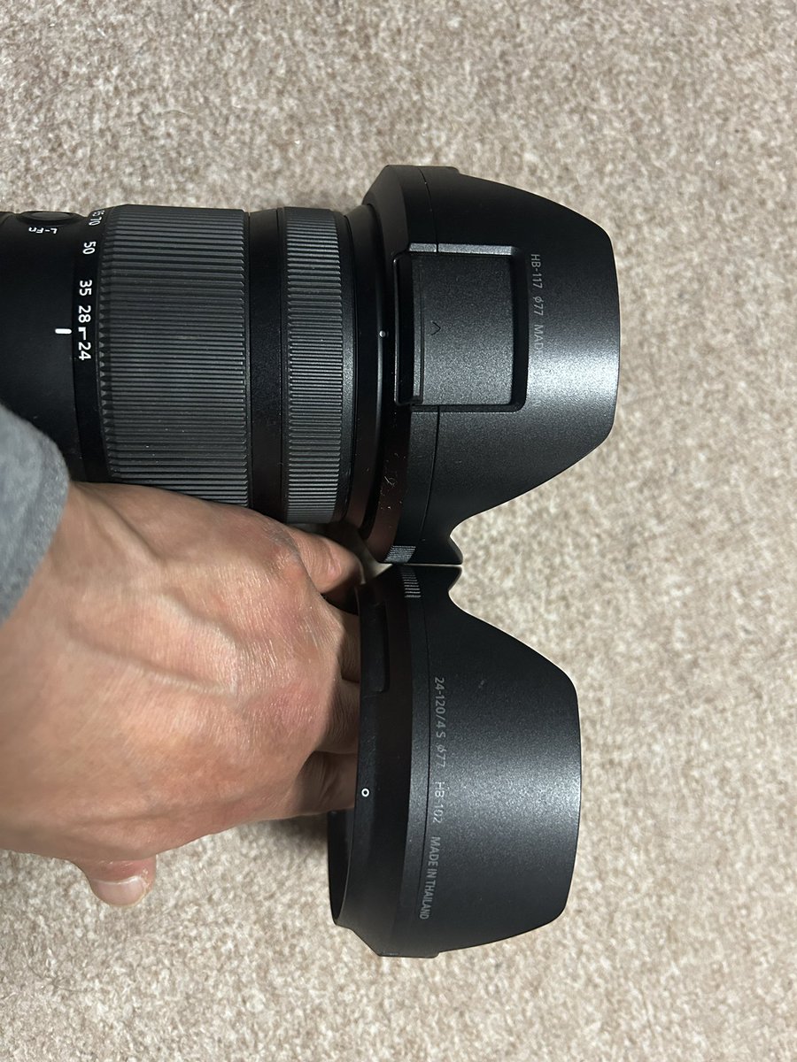 trainhokkaido's tweet photo. ニコンZ24-70mm/2.8S II対応フードHB-117がZ24-120mm/4Sでも使えるか試してみました。

両方とも同じフィルター径77mmで装着できました。
ただHB-117はZ24-120用フードHB-102より少し長く、Z24-120の24mm域で四隅がほんの少しケラレました。

PLフィルター窓があるのは便利ですがおすすめはしません。 https://t.co/04hs5WUsT5
