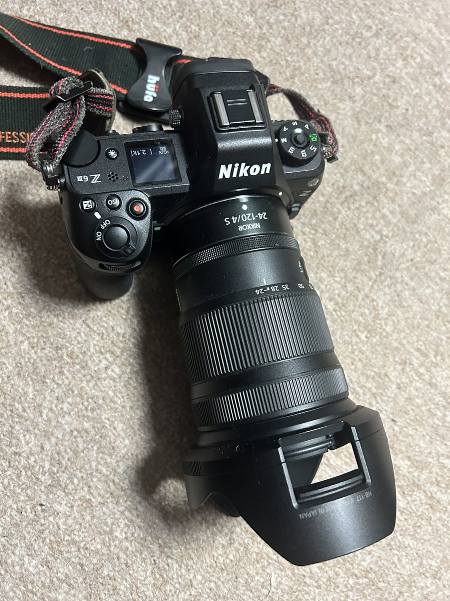 trainhokkaido's tweet photo. ニコンZ24-70mm/2.8S II対応フードHB-117がZ24-120mm/4Sでも使えるか試してみました。

両方とも同じフィルター径77mmで装着できました。
ただHB-117はZ24-120用フードHB-102より少し長く、Z24-120の24mm域で四隅がほんの少しケラレました。

PLフィルター窓があるのは便利ですがおすすめはしません。 https://t.co/04hs5WUsT5