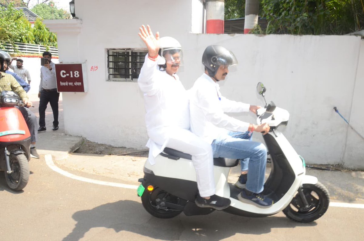 anilbpl123's tweet photo. पीएम मोदी की अपील का मिला-जुला असर। काफिले में भाजपा विधायक प्रीतम लोधी से जुड़ा काफिला, ई-स्कूटर पर ऊर्जा मंत्री प्र्दु्म्न सिंह तोमर, ई-रिक्शा पर भाजपा विधायक भगवानदास... जनता तय करे, ये क्या है। सारे नेताओं और अफसरों पर असर क्यों नहीं। @BJP4MP @INCIndia @PMOIndia https://t.co/jrv5UUB2IN