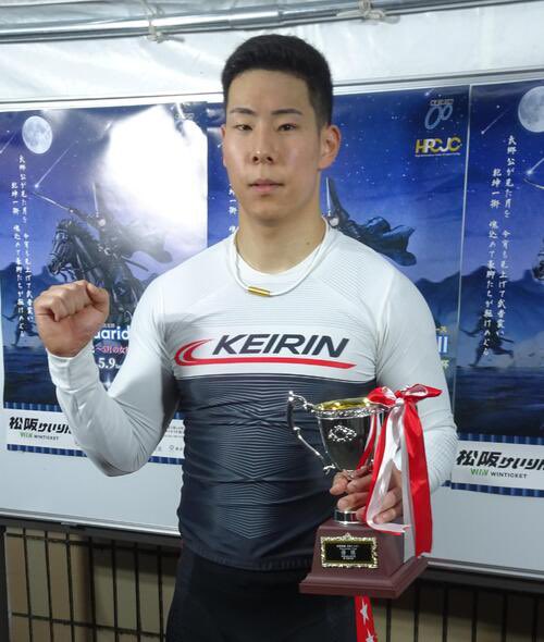 寺崎がアスペクト比16:9だとしたら、岩井は32:10の43インチウルトラ