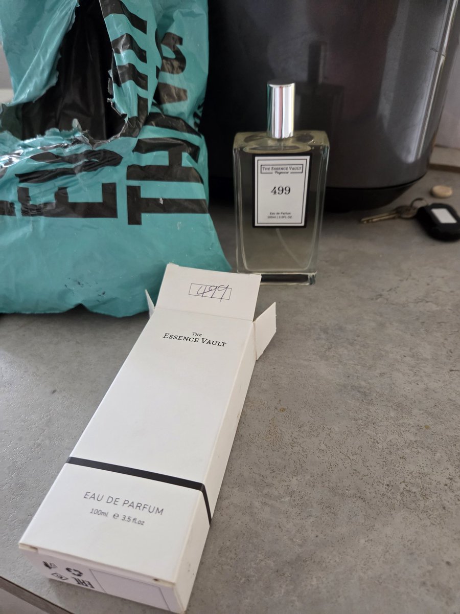 GinSpiller's tweet photo. @debenhams I ordered a bottle of aftershave priced at almost £70.  You sent me a dupe worth £15.  Not even the right dupe I might add.  You want me to return the item, and on receipt you will post the aftershave I ordered. The item is non returnable.   Please send what I ordered! https://t.co/TtUkyGp0Ny