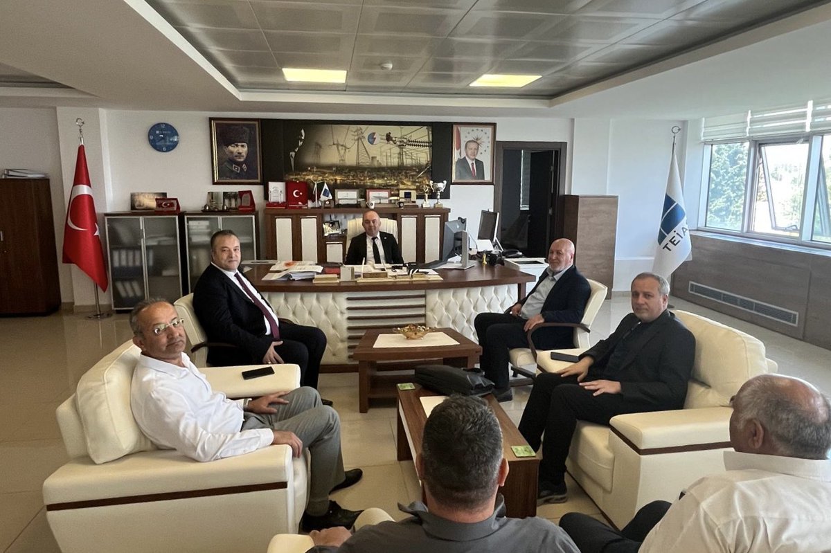 HBTONBUL's tweet photo. Enerji Bir-Sen Genel Başkan Yardımcımız Gürkan Kaya ve Denizli İl Başkanımız Musa Çetler ile birlikte TEİAŞ 21. Bölge Müdürü İlker Bal’ı ziyaret ederek kurumun çalışmaları, enerji altyapısına yönelik yürütülen faaliyetler ve çalışanlarımızın talepleri üzerine verimli bir istişare gerçekleştirdik. 

Ziyaretimizin ardından TEİAŞ 21. Bölge Müdürlüğü çalışanlarımızla bir araya gelerek çalışma hayatına dair gündemdeki gelişmeleri değerlendirdik. Sahadan gelen görüş ve önerileri dinleyip çalışanlarımızın beklentileri üzerine sohbet etme imkânı bulduk. 

Program kapsamında Denizli İl Sanayi ve Teknoloji Müdürlüğü çalışanlarımızla da bir toplantı gerçekleştirdik. Kamu çalışanlarımızın sosyal, mali ve özlük haklarına ilişkin değerlendirmelerde bulunarak sendikal çalışmalarımız hakkında bilgi paylaşımında bulunduk. Çalışanlarımızın birlik ve dayanışma içerisinde ortaya koyduğu emek, ülkemizin üretim gücüne ve kalkınmasına önemli katkı sunmaktadır. 

Samimi karşılamaları ve verimli sohbetleri için tüm kurum yöneticilerimize ve çalışanlarımıza teşekkür ediyorum.