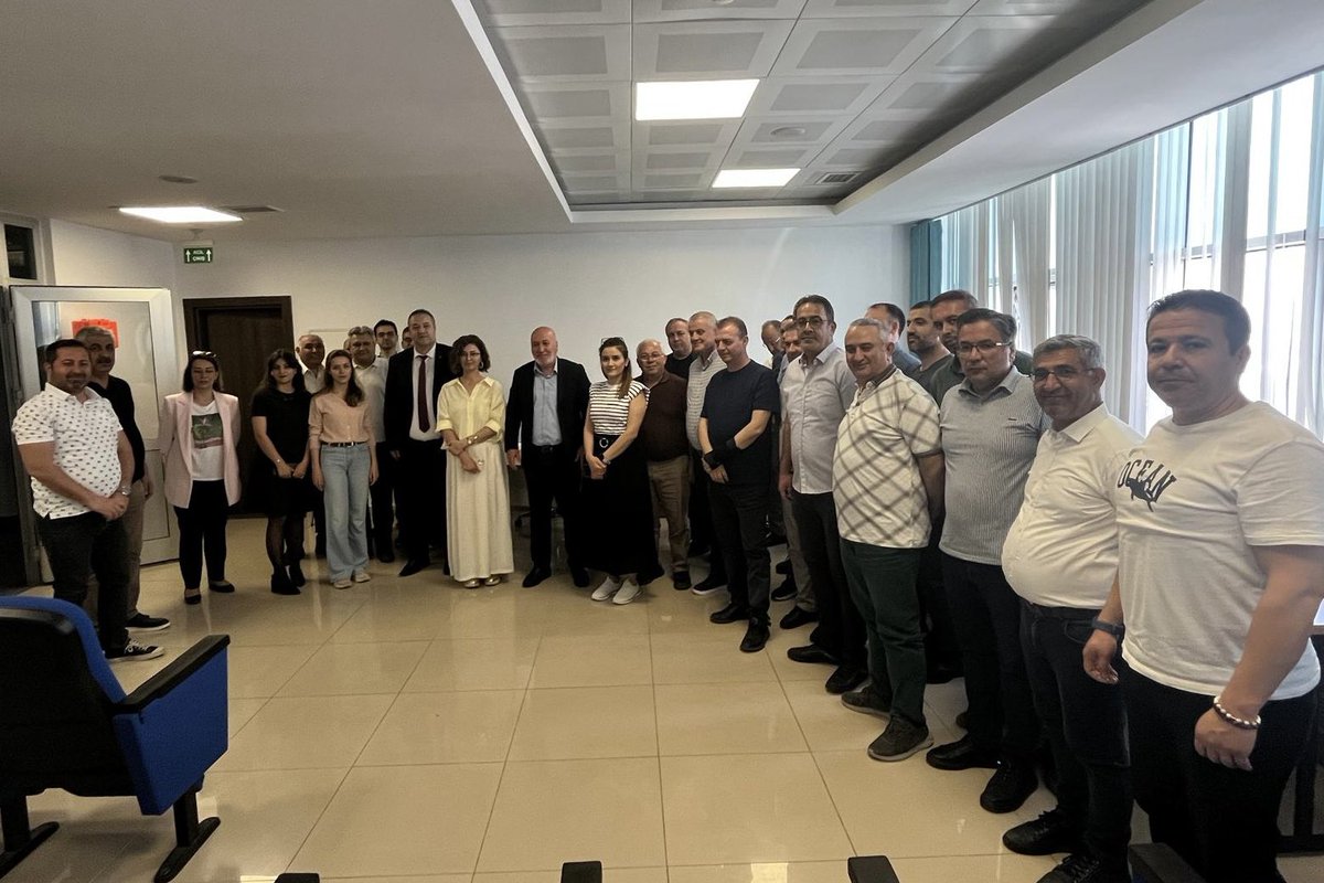 HBTONBUL's tweet photo. Enerji Bir-Sen Genel Başkan Yardımcımız Gürkan Kaya ve Denizli İl Başkanımız Musa Çetler ile birlikte TEİAŞ 21. Bölge Müdürü İlker Bal’ı ziyaret ederek kurumun çalışmaları, enerji altyapısına yönelik yürütülen faaliyetler ve çalışanlarımızın talepleri üzerine verimli bir istişare gerçekleştirdik. 

Ziyaretimizin ardından TEİAŞ 21. Bölge Müdürlüğü çalışanlarımızla bir araya gelerek çalışma hayatına dair gündemdeki gelişmeleri değerlendirdik. Sahadan gelen görüş ve önerileri dinleyip çalışanlarımızın beklentileri üzerine sohbet etme imkânı bulduk. 

Program kapsamında Denizli İl Sanayi ve Teknoloji Müdürlüğü çalışanlarımızla da bir toplantı gerçekleştirdik. Kamu çalışanlarımızın sosyal, mali ve özlük haklarına ilişkin değerlendirmelerde bulunarak sendikal çalışmalarımız hakkında bilgi paylaşımında bulunduk. Çalışanlarımızın birlik ve dayanışma içerisinde ortaya koyduğu emek, ülkemizin üretim gücüne ve kalkınmasına önemli katkı sunmaktadır. 

Samimi karşılamaları ve verimli sohbetleri için tüm kurum yöneticilerimize ve çalışanlarımıza teşekkür ediyorum.