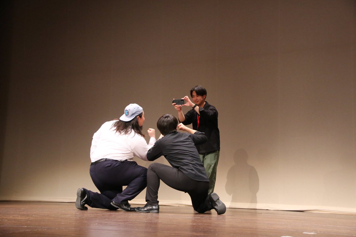 kan1arino's tweet photo. ミラクルST計画単独ライブ｢楽園｣。初の単独ライブが座・高円寺2という、プロでもない学生芸人にしては強気の箱。さすがYouTube登録者17万人、ショートの4秒ネタの再生数がえげつなく、無○蔵の野○さんも面白いと絶賛するほど。

そんなショートのすごさを知らず、ずいぶん前にライブで見た漫才が面白かったから単独を申し込んだ口だが、後に登録者数やショートの話を聞いてビビったほう。YouTubeのコメント欄は比較的若く、本人が単独の告知で「大学お笑いの人、見に来てくれ〜」と言っていた通り、客層はお笑いファンというより彼らの（YouTubeの）ファン層が多かった印象。「お笑いライブは初めて」という会話が全く別のグループから聞こえてきたほど。

物販はステッカーやチェキ、キーホルダー。チェキは開場前に売り切れたとのことで「限定50枚のうち30枚買ったファンがいた」と、太客もいる様子。

--

客入れは、平井堅「楽園」やTHE YELLOW MONKEY「楽園」など、平成二桁生まれは絶対知らないであろう選曲。暗転からオープニングムービー。画質が超きれいな映像とアートワークが完全にプロっぽいムービーが流れ2人が登場。

れいや「緊張するー」との一声に、牧野「ふだん4秒しか見ない人たちを見に来ましたね」と客層をYouTubeファンとして認識。
れいやと牧野、どっちのファンなのかを拍手で聞く。拍手の大きさは概ね一緒だが、れいやへの拍手は「男の力強さの拍手」と牧野。

--

漫才5本、映像企画2本、コント1本、最後は企画という進行。
・漫才コントでれいやが演じる側だが、コント時の牧野の演技がうまい。
・映像企画でみた、れいやが想像以上に足が速かった。
・企画を2本行ったあと、会場からの質問に回答する企画。
「大学お笑いで売れるには」
「YouTubeショートでは何が伸びるか」
「実家が太いのか？」
「M-1予選に出る予定は？」

--
次の単独も計画中で「この会場より大きく、今回来た人が全員来たうえで、さらに来てほしい」と締めて終了。
エンディングの撮影で「写真撮ってインスタに上げてね」っていうのが印象的でした。