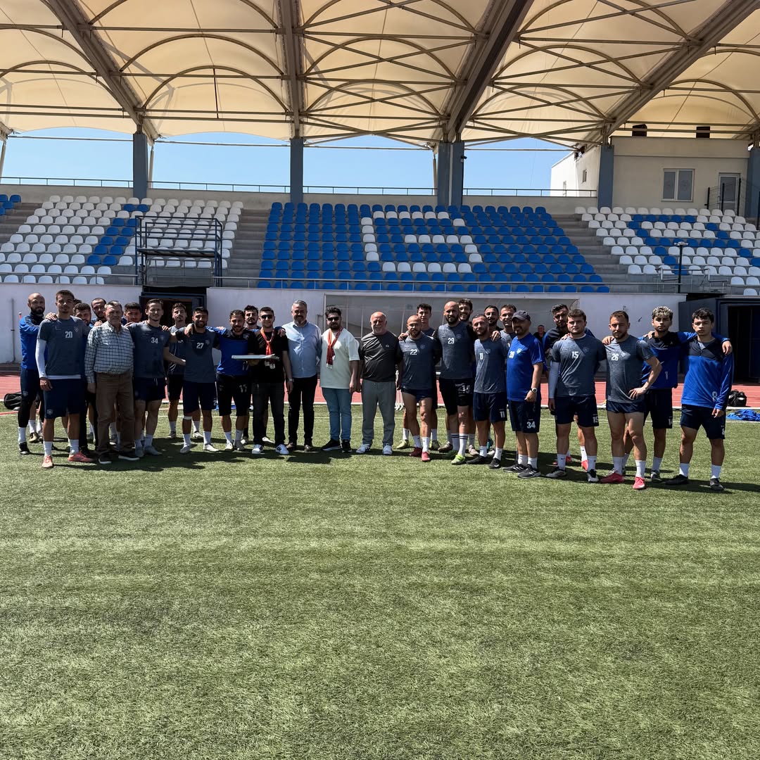 ultrAslan_Biga's tweet photo. KÜÇÜK ŞEHRİN BÜYÜK UMUTLARI ! 

Tff 3. lig yolunda play off mücadelesi veren ilçemizin takımı Bigaspor antrenmanını ziyaret ederek yönetim , teknik heyet ve futbolculara başarılar diledik. 
Başarılar Bigaspor yolun sonu 3. Lig olsun.

#uAYurtiçi 
#uABiga https://t.co/8Hmp9AhSem