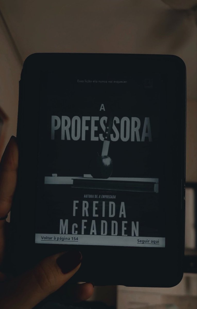 ketackles's tweet photo. qual a leitura atual de vocês? 
eu tô lendo esse aqui https://t.co/3uL2eeYpp3