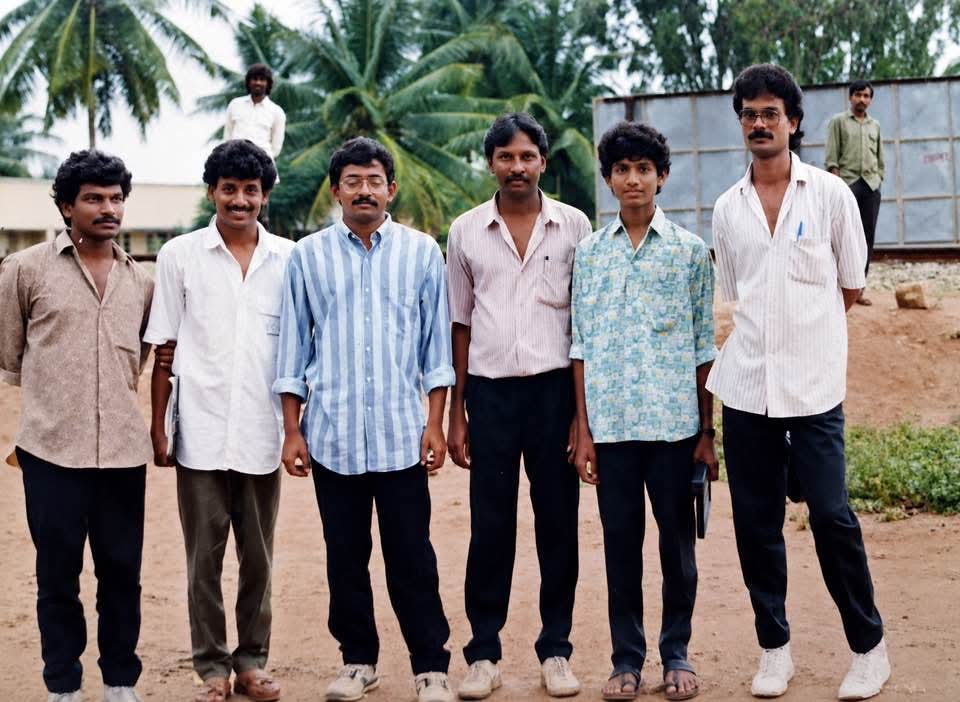 santoshamsuresh's tweet photo. దర్శకుడు కృష్ణవంశీ.. ఉత్తేజ్, రాంగోపాల్ వర్మ, శివ నాగేశ్వరరావు, నివాస్( శ్రీను) రమణ 

#KrishnaVamshi #Uttej #RamGopalVarma #SivaNageshwarRao #Nivas #Ramana #Rarepic 

@director_kv @RGVzoomin @MeActorUttej https://t.co/OAOy53DOUl