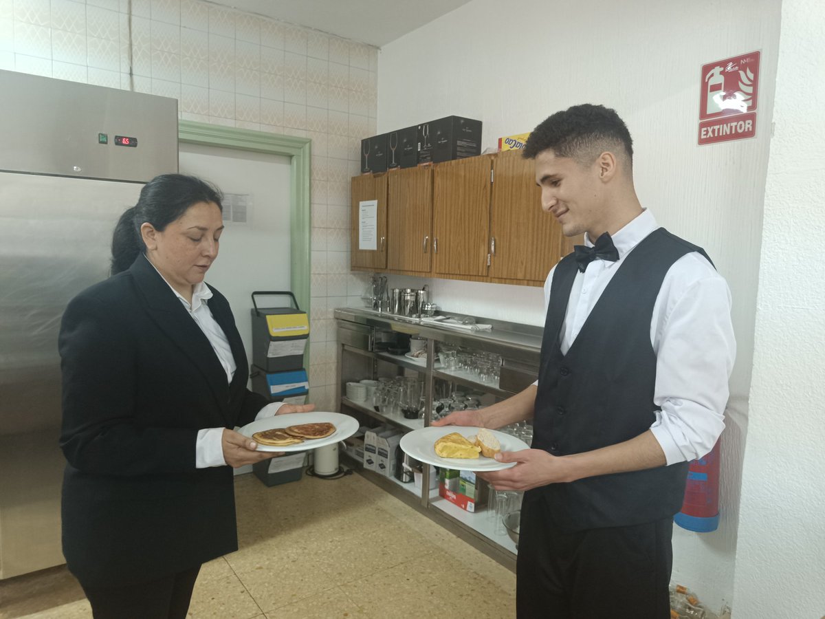 CIFPLAMERCED18's tweet photo. Último #servicio del curso del #fpbcocinayrestauración para profes y alumnos del centro. En unos días estará practicando en sus #ffe para incorporarse al mercado laboral siendo un gran #camarero ... Es que la #fpmola y tiene una lata inserción laboral @jcyl @educacyl @Asohtur https://t.co/ax4SQi31GX