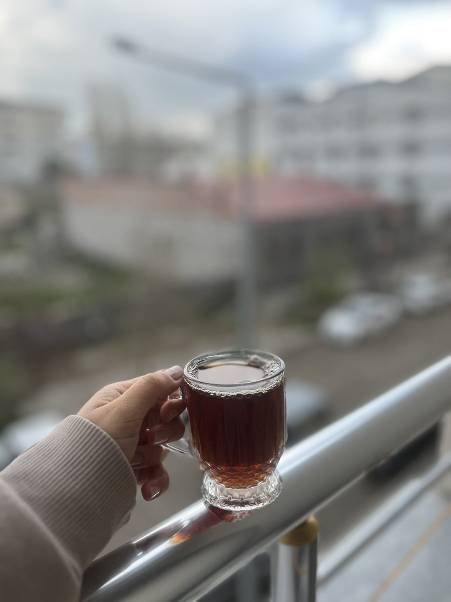 Elifff__ss's tweet photo. Balkonda müzik eşliğinde çay sezonunu açmış bulunuyoruz ☕️ https://t.co/ni2Y71tiVy