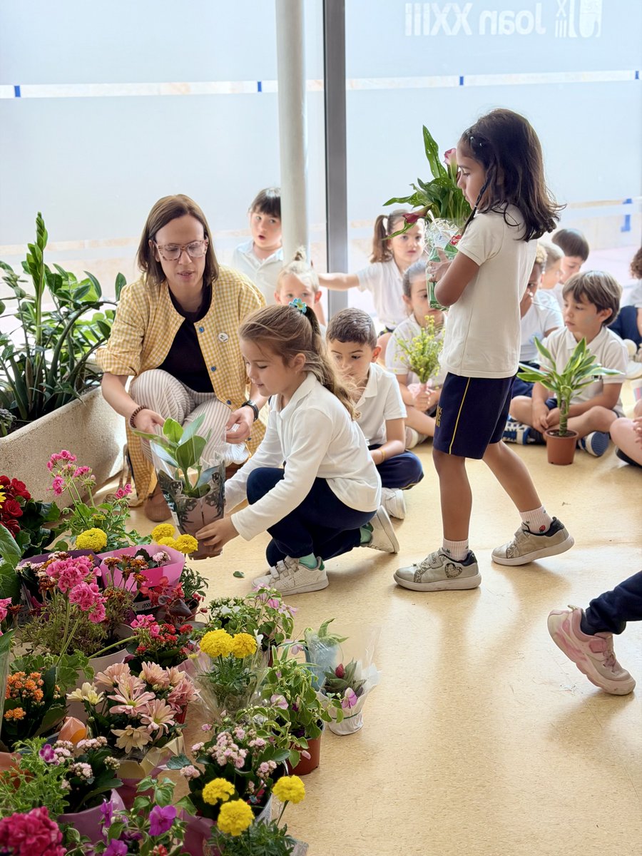 fsfructuos's tweet photo. JOAN XXIII | El maig el dediquem a la Bona Mare, la Mare de Déu, amb estimació i alegria 💙 L'@EscolaJoan23  celebra l’ofrena floral, compartint aquest moment amb els alumnes d’Educació Infantil i la Llar 🌷👧🧒 Una celebració plena de flors, somriures i emocions compartides ✨ https://t.co/gHzrqW0huI