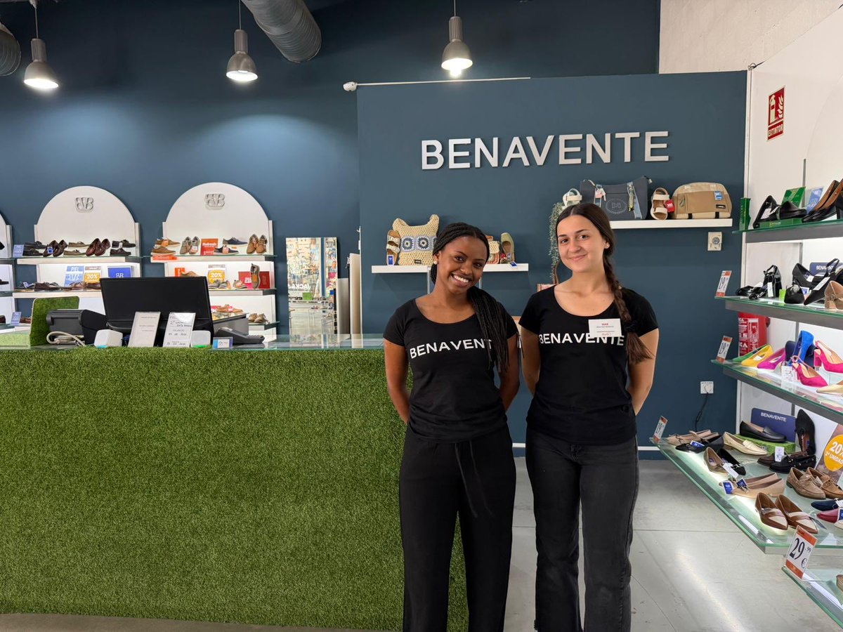 albaydar's tweet photo. Mar Sánchez y Carmen Calabuig (2º Actividades Comerciales) realizan su FP Dual en Calzados Benavente 👟

Formación conectada con la realidad profesional.

#fpdual #actividadescomerciales #yosoydealbaydar ✨ https://t.co/QhTNoq2mu0