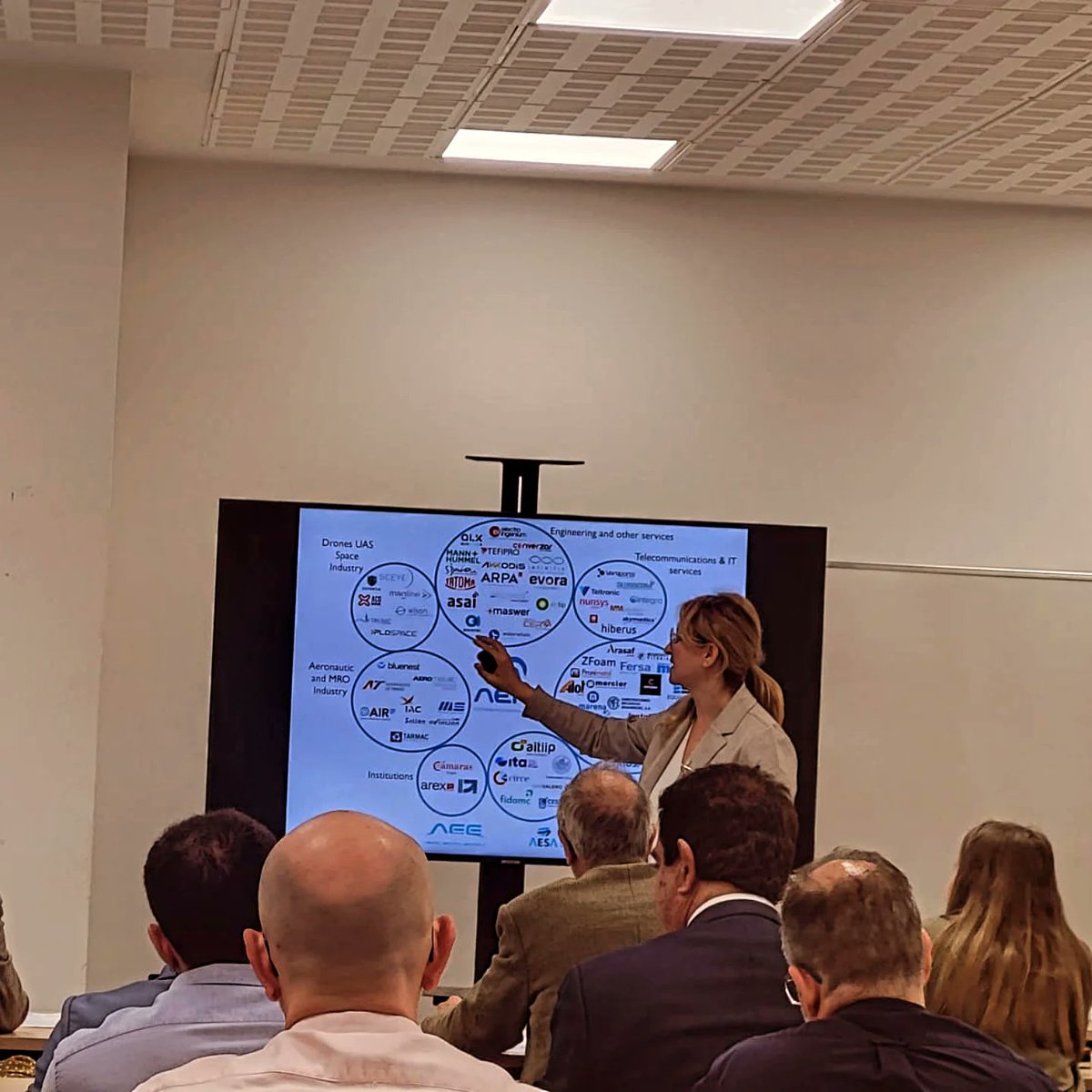 mecanus_'s tweet photo. Hoy en la jornada del @CDTI_innovacion en Zaragoza sobre programas para tecnologías duales y Aviación 2026. 

Analizamos el ecosistema de innovación en Aragón y las nuevas líneas de apoyo para el sector de la defensa

@ClusterAERA @CEEIARAGON
​#Aragón #Defensa  #Innovación #AERA https://t.co/Vlh41LR9ww