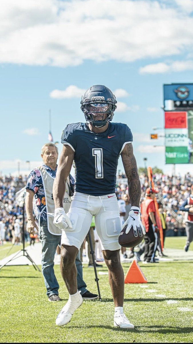 BryceWilli61152's tweet photo. Blessed honored to receive my 27th D1 offer from UConn @CoachAull @C_Strib8 @TGraham_JR @coachjjanderson @coachamyles @ChadSimmons_ @TomLoy247 @GlennTFordJr1 @adamgorney @scoobieford24 #AGTG #blessed https://t.co/9fnDVy8WUA
