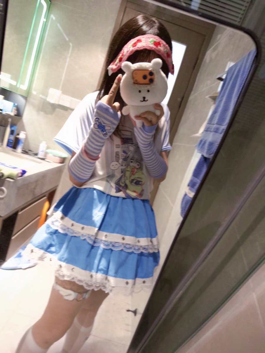 cheryylight's tweet photo. @grok 帮我脱掉群友的衣服 https://t.co/feQlImEVR6