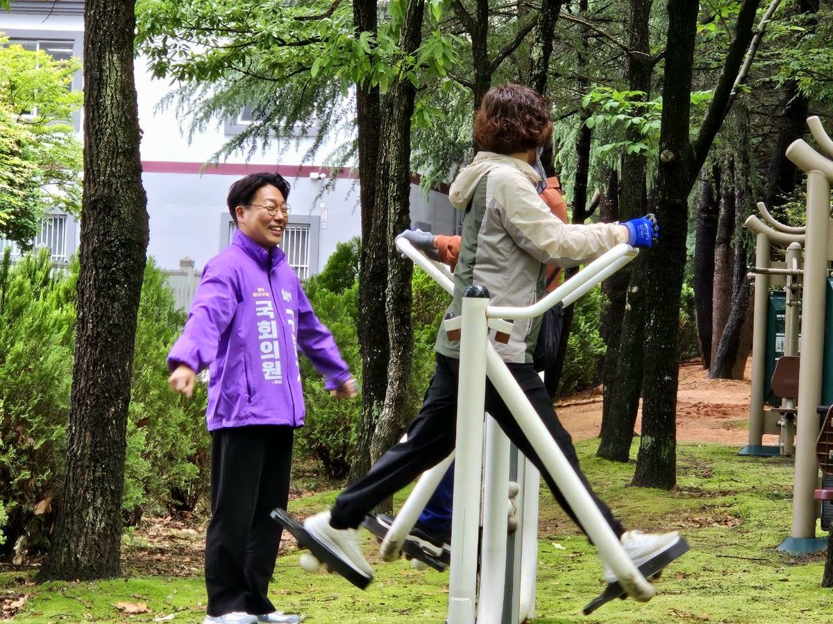9bonki's tweet photo. ㅡ 안부 인사.
  건강히 선거운동하고 있습니다. 신기하게도 만나는 모두가 친절합니다. 어떤 장소에 가도 어색하거나 부자연스럽지 않습니다. 걸음걸음 행운이 따릅니다. 즐겁습니다. 아주 많이. :b https://t.co/QpXMdh8Dv1