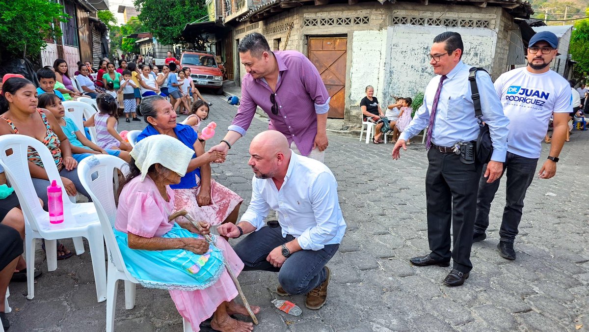 DannyAmaya194's tweet photo. 👧🏻👦🏻✨ | ¡Vivimos una hermosa tarde de convivencia familiar en Colonia Las Flores, San Francisco Gotera!

En coordinación y respaldo al diputado Juan Rodríguez, las familias disfrutaron de una hermosa convivencia familiar que fortaleció la unión y el sano esparcimiento en la comunidad. 🙌🏻🎨 @DrJuanRodrig