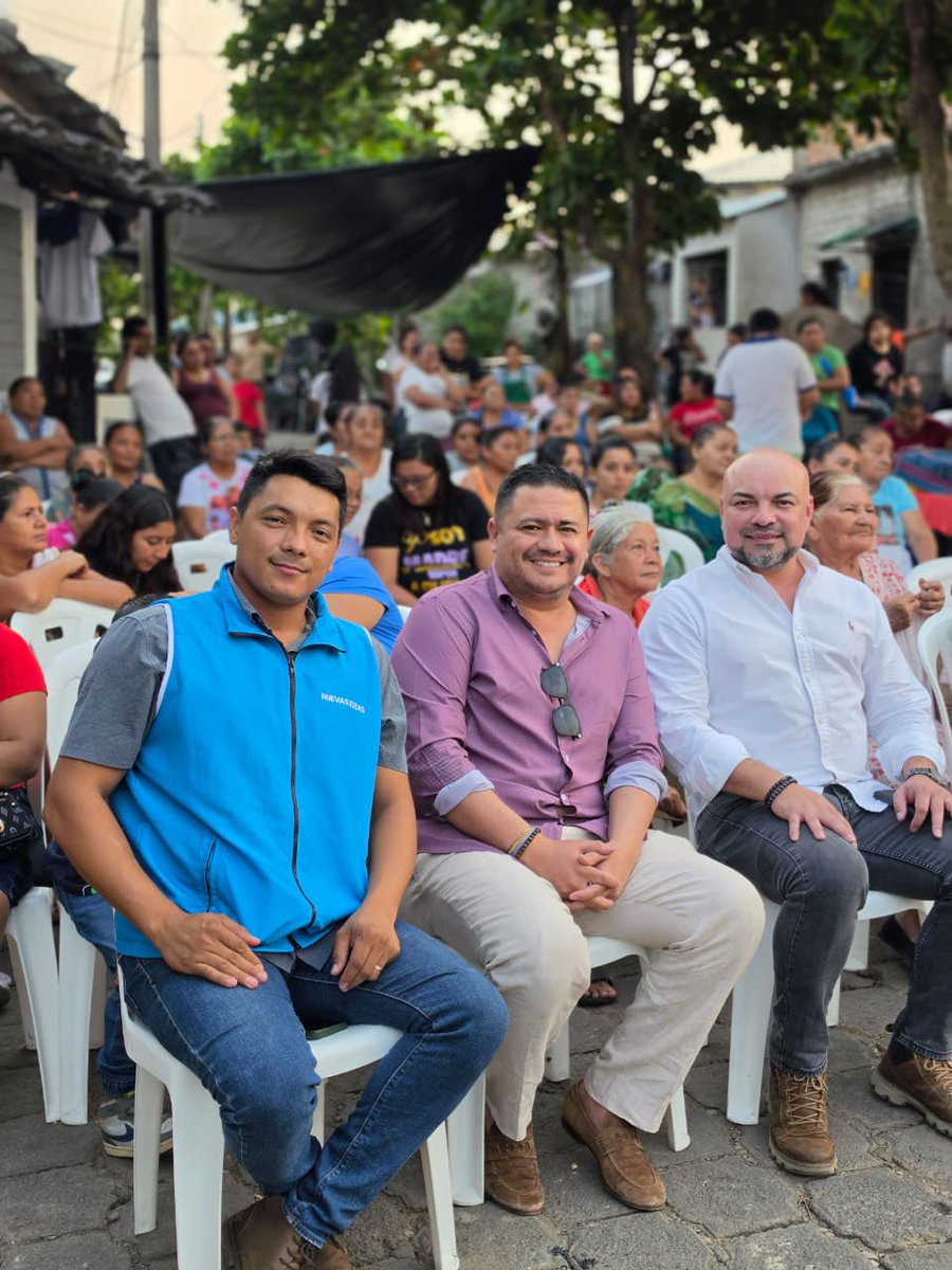 DannyAmaya194's tweet photo. 👧🏻👦🏻✨ | ¡Vivimos una hermosa tarde de convivencia familiar en Colonia Las Flores, San Francisco Gotera!

En coordinación y respaldo al diputado Juan Rodríguez, las familias disfrutaron de una hermosa convivencia familiar que fortaleció la unión y el sano esparcimiento en la comunidad. 🙌🏻🎨 @DrJuanRodrig