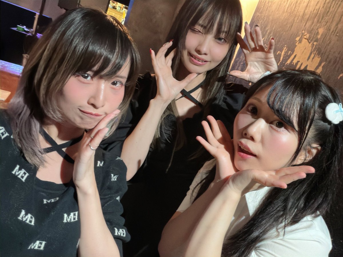 今日は急遽なシフト変更にみんなが
対応してくれて、
かがみんまじ天使｡ﾟ(ﾟ´ω`ﾟ)ﾟ｡ありがとう😭

みんなもいつめんに久々にと
会いにきてくれて感謝です｡ﾟ(ﾟ´ω`ﾟ)ﾟ｡
ほんまに支えられてます…大好きだ❤️

私服がねーちゃんととても似ていた←
明日はみる飯🍚お休みいただきます🙇‍♂️