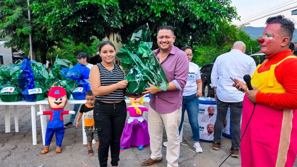 DannyAmaya194's tweet photo. 👧🏻👦🏻✨ | ¡Vivimos una hermosa tarde de convivencia familiar en Colonia Las Flores, San Francisco Gotera!

En coordinación y respaldo al diputado Juan Rodríguez, las familias disfrutaron de una hermosa convivencia familiar que fortaleció la unión y el sano esparcimiento en la comunidad. 🙌🏻🎨 @sefeliz177 @DrJuanRodrig
