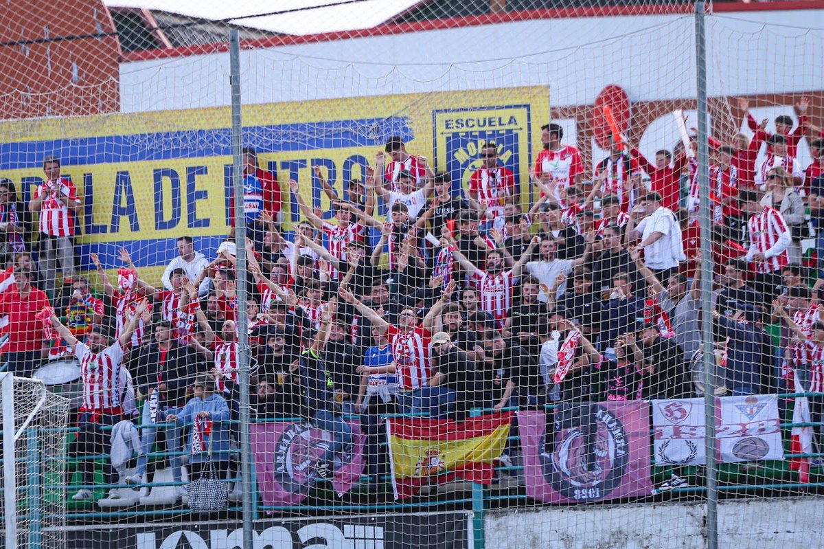 Vandaldb's tweet photo. Fotito con la copa que muchos querian… y paseito por Navalmoral!! https://t.co/J6NYfyoCS2