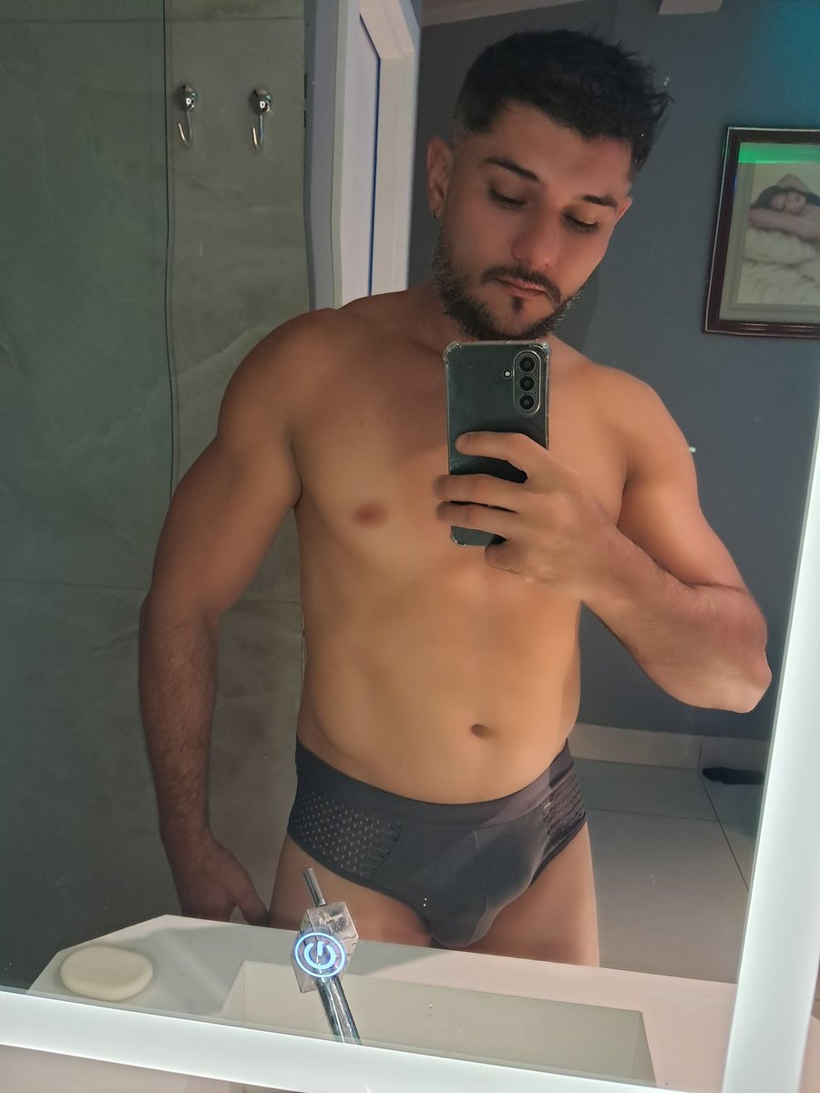 GregoApolo's tweet photo. Boa terça feira https://t.co/EsBg25lxhj