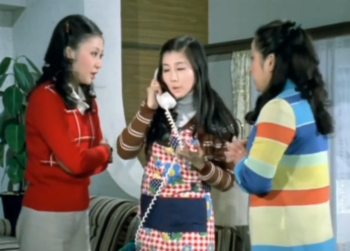 BotTelephone's tweet photo. 『雑居時代』第16話（1974年）　#公衆電話 #電話 #黒電話 https://t.co/wqkG5ml1wM