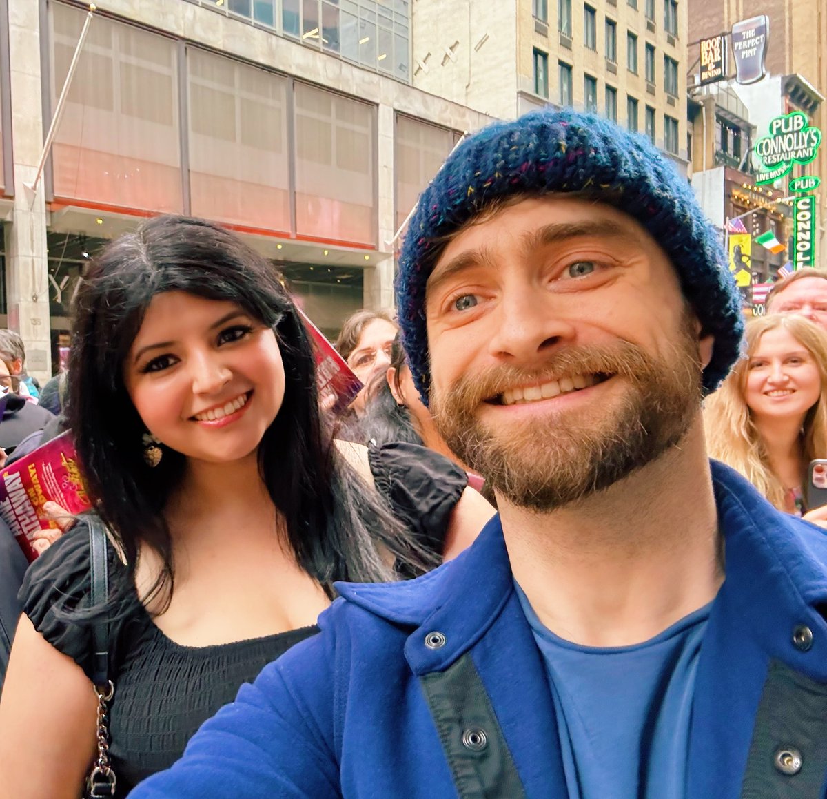 cinemacindyy's tweet photo. As a Potterhead I’m still in disbelief this finally happened Daniel was so kind and humble , he signed my Harry Potter book too! Little me wouldn’t believe it if I told her I’d be meeting Harry Potter years later 🥹✨ https://t.co/VHxQOdgwsw