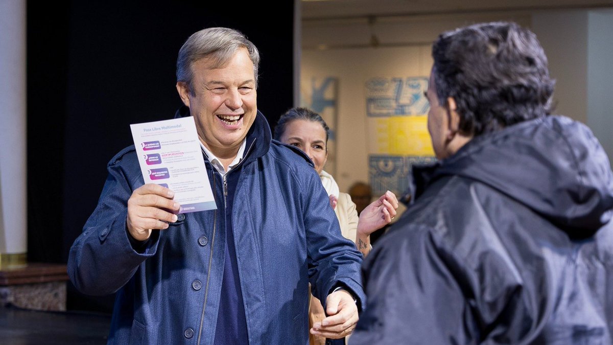 CascallaresPJ's tweet photo. ¡DONDE HAY UNA NECESIDAD NACE UN DERECHO!

En un emotivo acto realizando en nuestra Casa Municipal de la Cultura junto a @MartinMarinucci, @JuanoFabiani, @paulaeichel y @barbi_minan entregamos Pases Multimodales a 700 vecinos con discapacidad de diferentes localidades de nuestro distrito.

Trabajando junto a @BAProvincia  y @TransportePBA continuamos ampliando derechos para nuestra gente, que ahora podrá viajar de manera gratuita en todas las modalidades de transporte provincial.

#BrownConVos