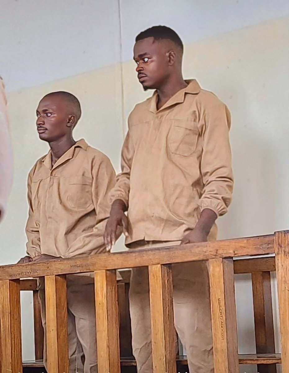 DsfZinasu's tweet photo. UPDATE 🚨
Emmanuel Sitima og Takunda Mhuka er fortsat varetægtsfængslet i Zimbabwe – nu frem til 13. maj.
Deres fortsatte tilbageholdelse er endnu et eksempel på det pres, som unge aktivister og studerende oplever for at organisere sig og bruge deres stemme.
På trods af situationen fortsætter solidariteten omkring dem – både blandt studerende, aktivister og organisationer.
Vi følger sagen tæt og fortsætter med at stå i solidaritet med vores partnere i Zimbabwean National Students Union.
#freEemmanuelSitima #FreeTakundaMhuka