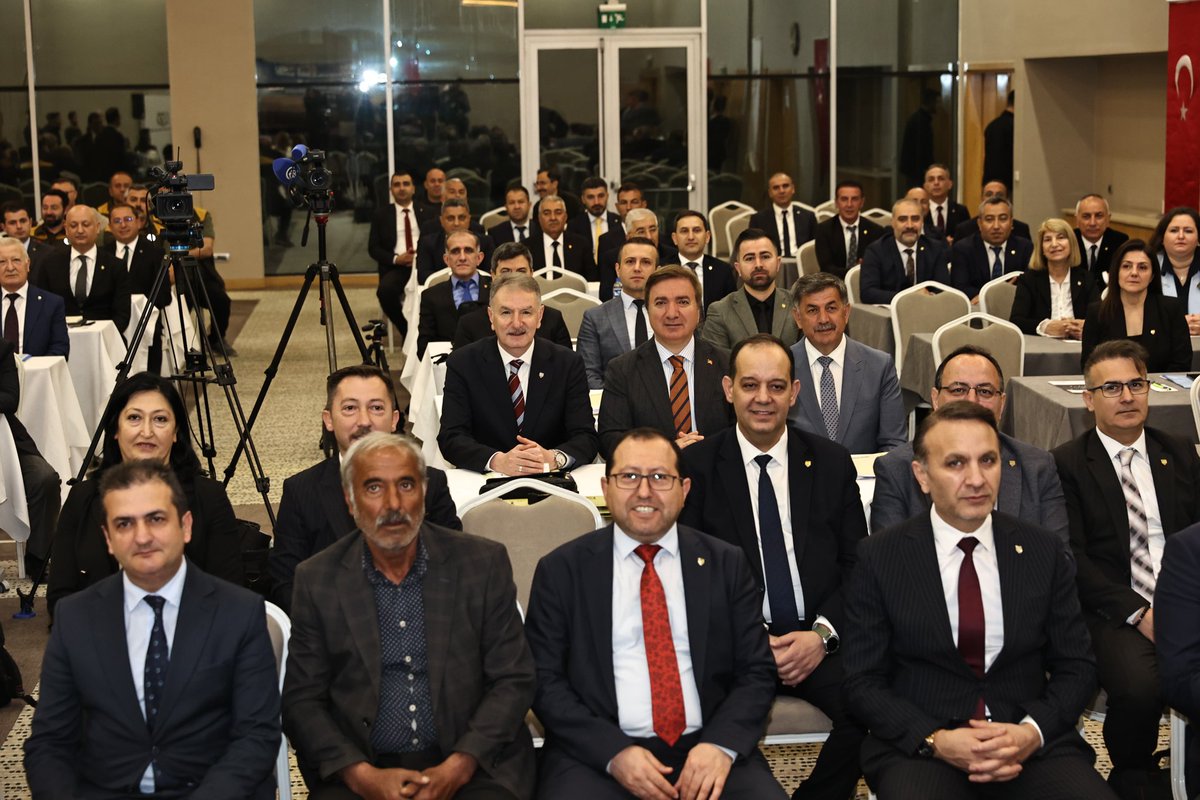 OfisTMO's tweet photo. 📍 2026 HASAT ÖNCESİ KOORDİNASYON VE DEĞERLENDİRME TOPLANTISI ERZİNCAN’DA DEVAM EDİYOR 🌾

​Toprak Mahsulleri Ofisi (TMO) Merkez ve Taşra Teşkilatı 2026 Hasat Öncesi Koordinasyon ve Değerlendirme Toplantısı; Erzincan Valisi Sayın Hamza Aydoğdu, Erzincan Belediye Başkanı Sayın Bekir Aksun ve il protokolünün katılımıyla 11-14 Mayıs tarihleri arasında Erzincan’da devam ediyor. 🤝

​Toplantının açılış konuşmasını gerçekleştiren Yönetim Kurulu Başkanı ve Genel Müdürümüz Ahmet Güldal; TMO’nun değişen küresel şartlara hızla uyum sağladığını, yurt içi ve yurt dışı piyasaları yakından takip ederek Türkiye’nin gıda arz güvenliğini sahip olduğu güçlü tarımsal altyapıyla teminat altına aldığını ifade etti. 🌍🌱

Pandemi sonrası dönemde stok yönetimi ve depolama kapasitesinin kritik bir önem kazandığını belirten Genel Müdürümüz; TMO’nun, tarım ürünlerini modern ve sağlıklı şartlarda muhafaza ederek piyasa istikrarını üreticiden tüketiciye kadar her aşamada koruma sorumluluğunu başarıyla sürdürdüğünü vurguladı. 🏢📦

​Söke'den ilk hasat haberlerinin gelmeye başladığını hatırlatan Güldal, 2023 yılındaki rekor alım döneminin ardından bu yıl da yüksek verim beklendiğini belirterek; “2026 üretim sezonunda arz edilecek tüm ürünün alımına yönelik hazırlıklarımızı tamamladık.” dedi. 🌾✅

Erzincan Belediye Başkanı Bekir Aksun, TMO heyetini Erzincan’da ağırlamaktan duydukları memnuniyeti dile getirerek toplantının bölge tarımı için hayırlı olmasını diledi. 

​Erzincan Valisi Hamza Aydoğdu hitaplarında; Erzincan’ın köklü kültürel birikimi ve yüksek üretim potansiyeliyle Türkiye tarımı için stratejik bir şehir olduğunu vurgulayarak, koordinasyon toplantısının sonuçlarının tüm tarım camiası için bereketli olmasını temenni etti. 🌿🇹🇷