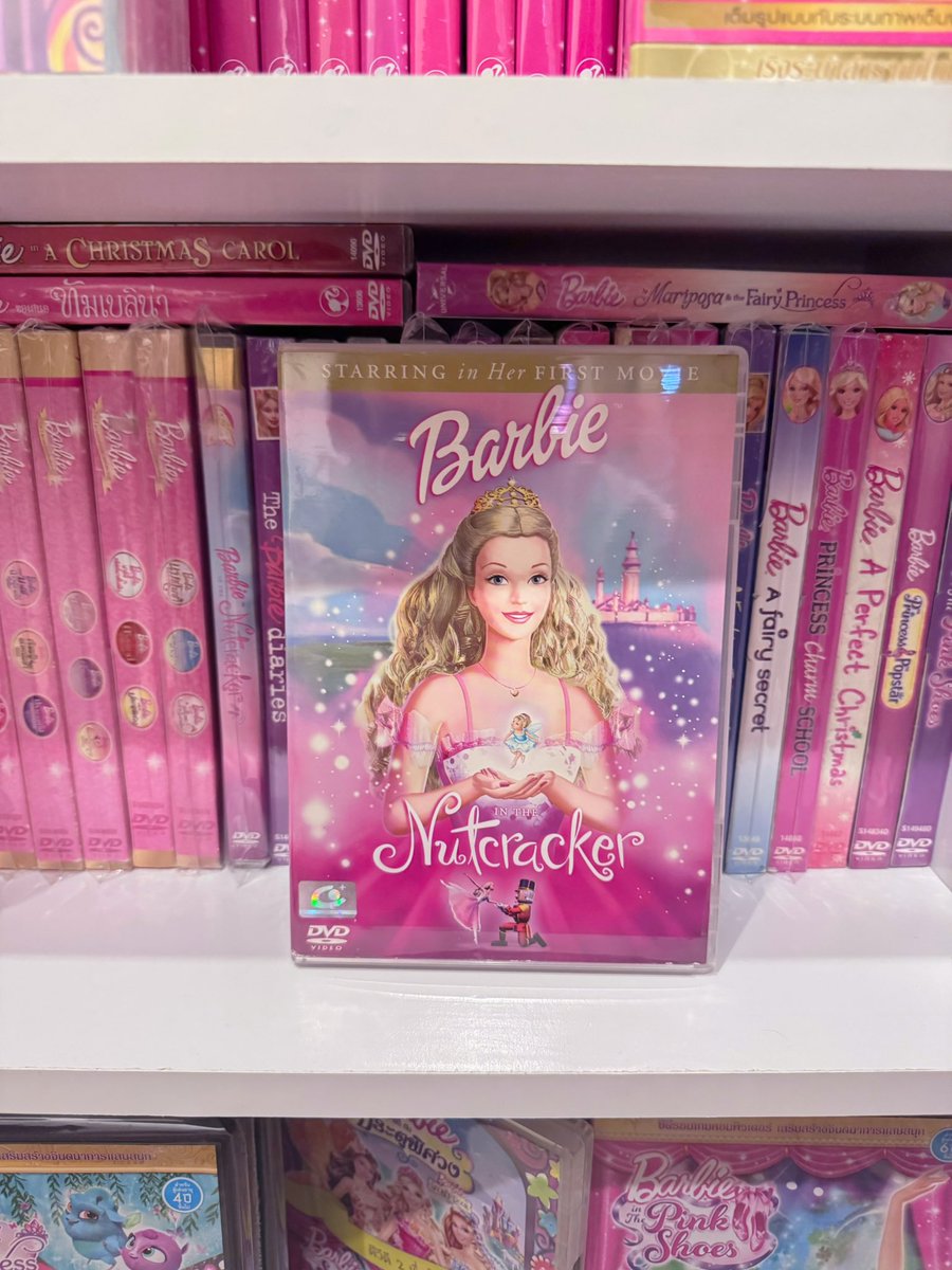 ibaeboo24's tweet photo. ปล่อย DVD Barbie Nutcracker ปกเต็ม มีเสียงไทยค่ะ แผ่นนี้มีซ้ำแล้วเลยมาปล่อยงับ ทักมาขอดูรูปเพิ่มเติมกับรายละเอียดได้เลยนะคะ🫶🏻💕

#dvdบาร์บี้ #แผ่นบาร์บี้ #ตลาดนัดบาร์บี้ #บาร์บี้ #dvdbarbie #ดีวีดีบาร์บี้ https://t.co/lseXOYu1Dt