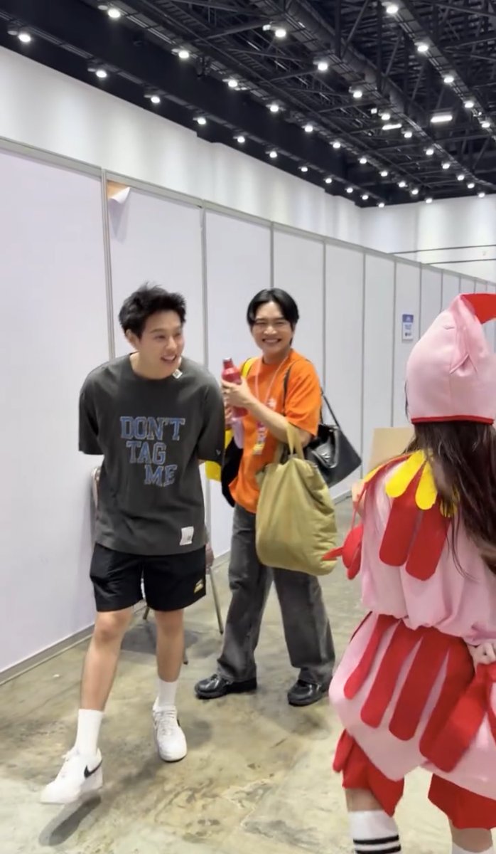 เดินมาถึง แวะทัก เอามือไพล่หลัง พฤติกรรมลุงทีป้อปมากไออ้วน โอ้ย5555555554555555555555
