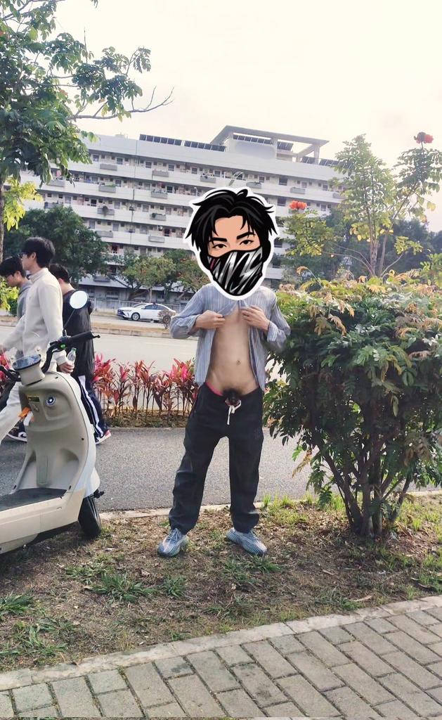 funlxw's tweet photo. Wanna take off and show them all. 被第一个小哥哥发现了我脚下的裤子👖，好想全脱光给他们看光光 https://t.co/ReR5EMSCdF