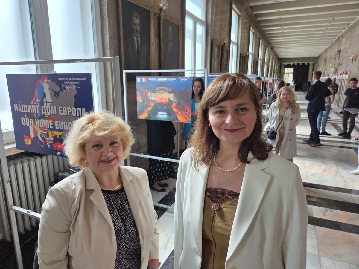 B_Predescu's tweet photo. Glad to work again with #Art4Diplomacy &amp; Petya Ilieva! A brilliant picture of the beloved Atheneum,the temple of 🇷🇴culture was our contribution 2 the photo exhibition "Europe Our Home" illustrating heritage frm EU states &amp; hosted by 🇧🇬National Library. 
@MAERomania @MFABulgaria https://t.co/cNwt0M2hmW