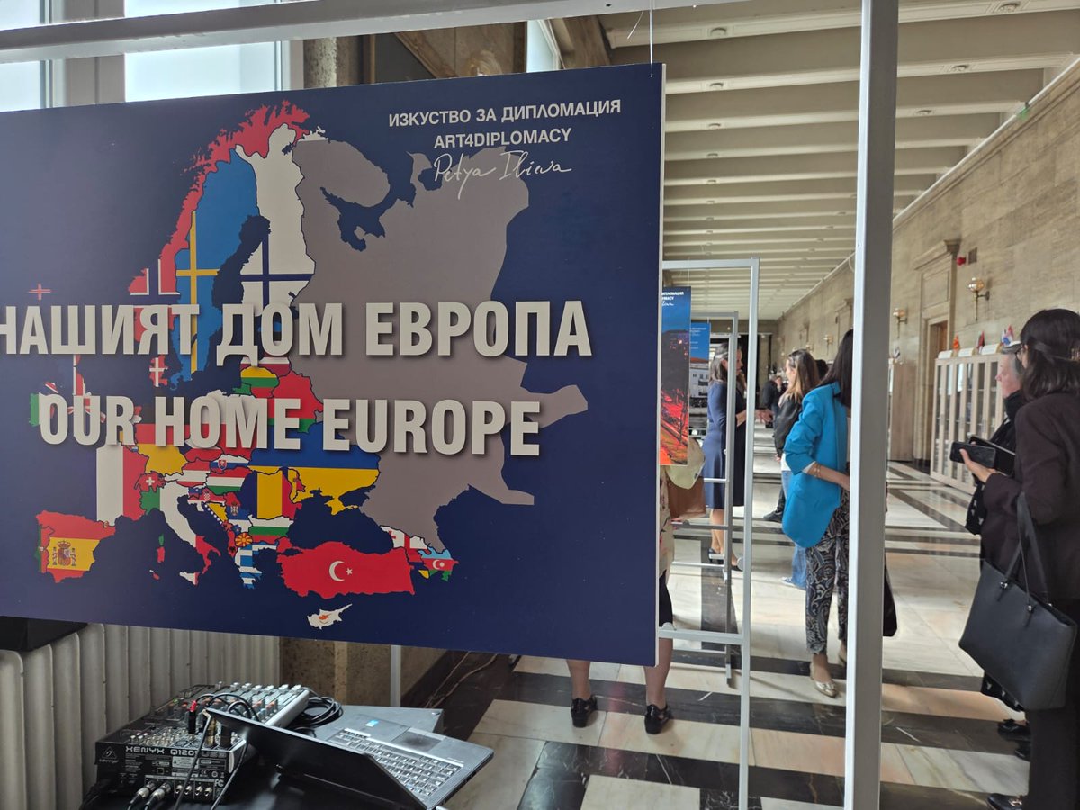 B_Predescu's tweet photo. Glad to work again with #Art4Diplomacy &amp; Petya Ilieva! A brilliant picture of the beloved Atheneum,the temple of 🇷🇴culture was our contribution 2 the photo exhibition "Europe Our Home" illustrating heritage frm EU states &amp; hosted by 🇧🇬National Library. 
@MAERomania @MFABulgaria https://t.co/cNwt0M2hmW
