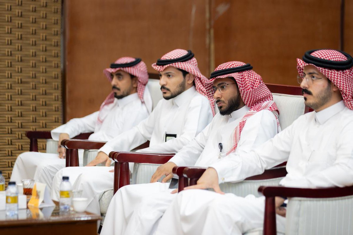 hma_volu's tweet photo. ضمن سلسلة #لقاءات_هماليل،  
أقام فريق هماليل جلسة الحوارية  
“أسرة مستقرة… مجتمع مزدهر” 🎙️🧡  

جلسة تناولت أهمية الأسرة واستقرارها، وأثرها في بناء مجتمع أكثر تماسكًا، وسط حضور وتفاعل مميز. https://t.co/EAVCWYUNL1