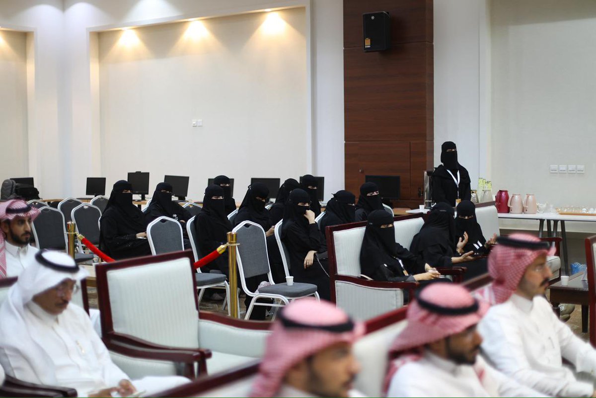 hma_volu's tweet photo. ضمن سلسلة #لقاءات_هماليل،  
أقام فريق هماليل جلسة الحوارية  
“أسرة مستقرة… مجتمع مزدهر” 🎙️🧡  

جلسة تناولت أهمية الأسرة واستقرارها، وأثرها في بناء مجتمع أكثر تماسكًا، وسط حضور وتفاعل مميز. https://t.co/EAVCWYUNL1