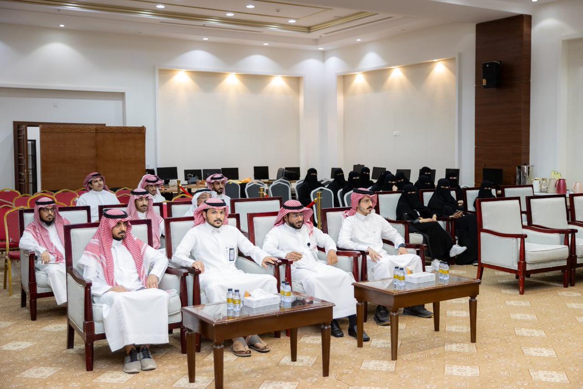 hma_volu's tweet photo. ضمن سلسلة #لقاءات_هماليل،  
أقام فريق هماليل جلسة الحوارية  
“أسرة مستقرة… مجتمع مزدهر” 🎙️🧡  

جلسة تناولت أهمية الأسرة واستقرارها، وأثرها في بناء مجتمع أكثر تماسكًا، وسط حضور وتفاعل مميز. https://t.co/EAVCWYUNL1