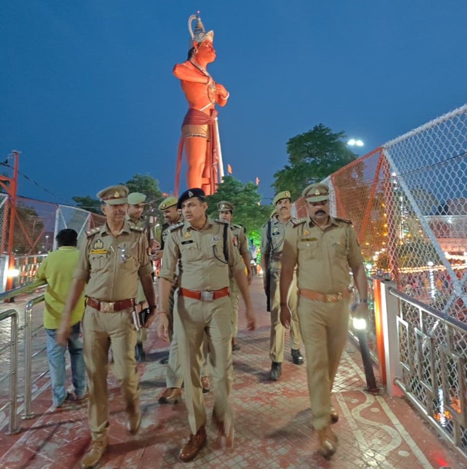 shahjahanpurpol's tweet photo. #SP_शाहजहाँपुर के निर्देशन में #CO_CITY द्वारा थाना कोतवाली पुलिस बल के साथ थाना कोतवाली क्षेत्रान्तर्गत हनुमत धाम मन्दिर परिसर में पैदल गश्त कर सुरक्षा व्यवस्था का निरीक्षण किया गया। भ्रमण के दौरान पुलिस बल को आवश्यक दिशा-निर्देश दिए गए तथा श्रद्धालुओं को सुरक्षा के प्रति जागरूक करते हुए किसी भी संदिग्ध व्यक्ति/वस्तु/गतिविधि की सूचना तत्काल पुलिस को देने हेतु अपील की गई।