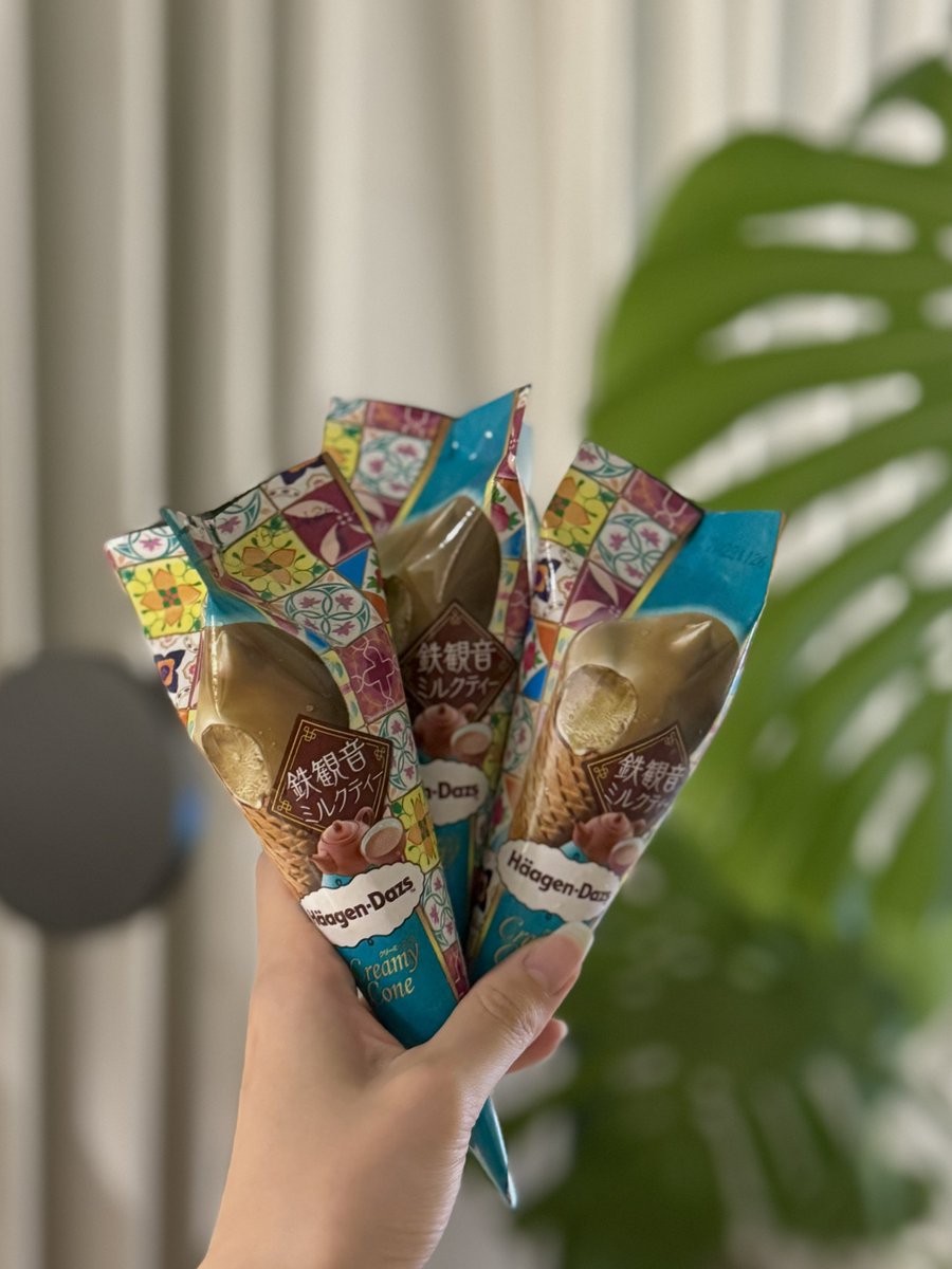 ___er96's tweet photo. ハーゲンダッツは毎回発売日に1個買って、そのまま火夜に食べて気に入ったら週末に買いだめしてるんだけど、今回TLでかなり見かけるから最初から3個買いました🍨花束みたいになったkawaii💐 https://t.co/fDSKWLlGZK