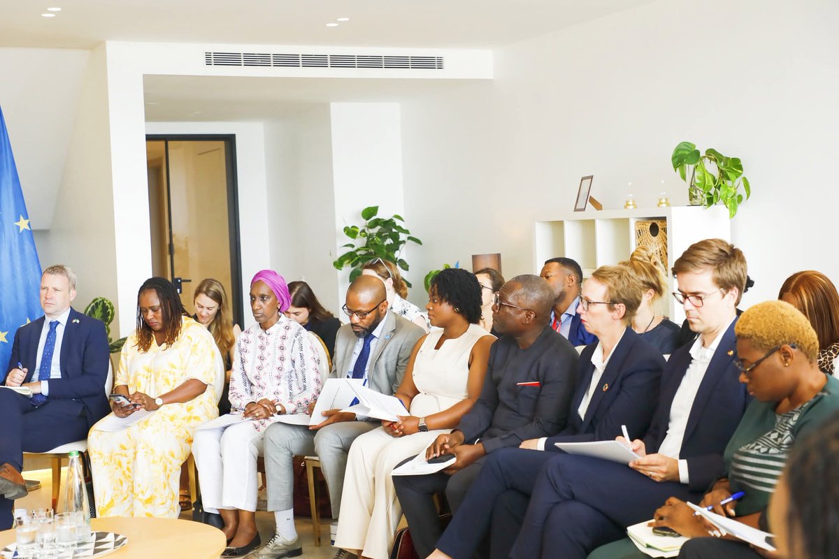SennenHounton's tweet photo. A  priviledge and honor for @UNFPA_WCARO to be hosted  by H.E. Catharina Cappelin, Amb of @SwedenUN, for a roundtable "women &amp; girls caught in crossfire" on ensuring rights &amp; dignity of women in &amp; girls in humanitarian situations in WCA.
@UNFPA #HumanitarianAction #SRHR #Sweden https://t.co/EIIfGKELuD
