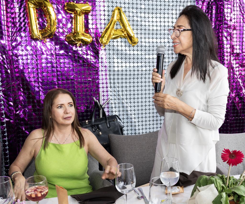 AMEXME_Leon's tweet photo. Así vivimos nuestra comida con motivo del Día de las Madres.

Una tarde de convivencia, networking y cercanía entre nuestras asociadas.

Gracias a todas por ser parte de este encuentro.

#AMEXMELeón #MujeresEmpresarias #DíaDeLasMadres https://t.co/7jydjcKoFl