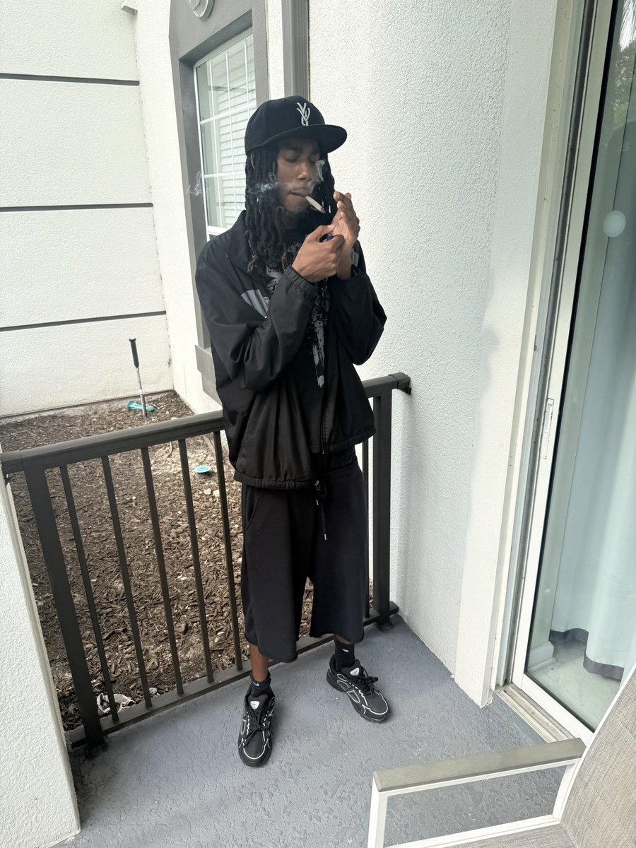 fwStick's tweet photo. shout out to my lil nigga wit da dick on his head 🤣🤣🤣🤣🤣 https://t.co/CJbpgUPAmt