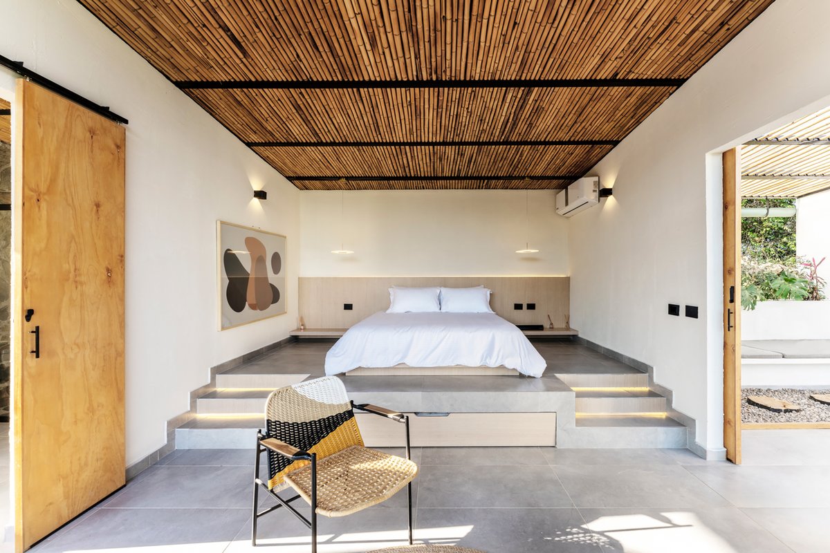 Architizer's tweet photo. #ProjectOfTheDay: Casa Caoba by PAE

Casa Caoba  rests on a stone foundation that adapts to the pronounced topography of the site. From here, five parallel walls extend and organize the four domestic modules of the project.

📍Colombia
Details: https://t.co/XArDFzbNHZ https://t.co/d8tkQok9ad